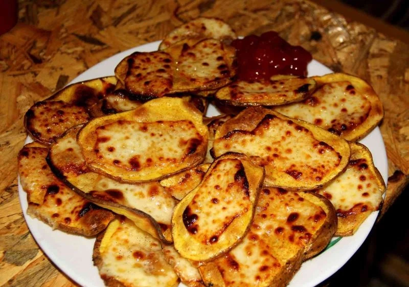 Erzincan’da soğuk kış gecelerinin vazgeçilmez lezzeti kaşarlı patates
