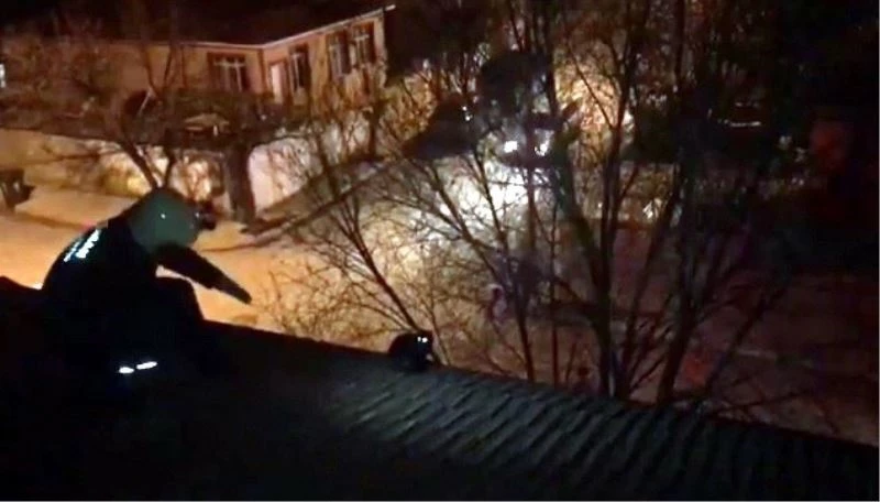 İtfaiyeden çatıdaki kediyi kurtarma operasyonu
