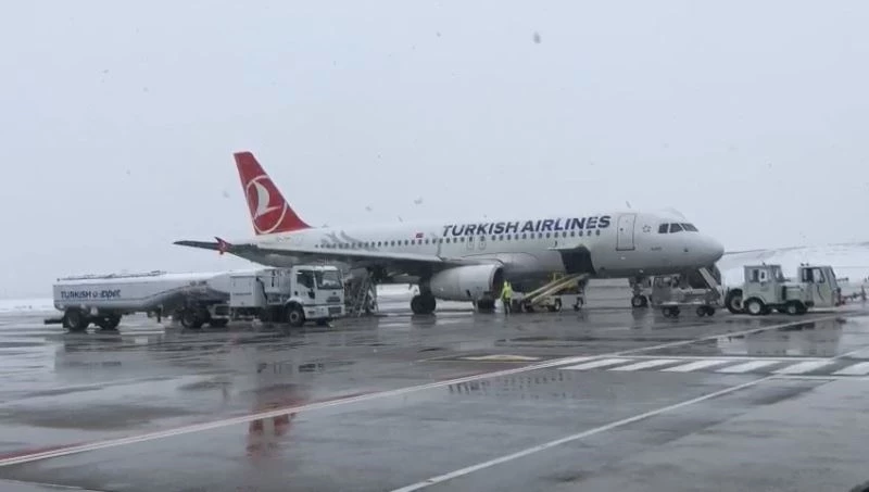 Adıyaman’da uçuşa kar engeli
