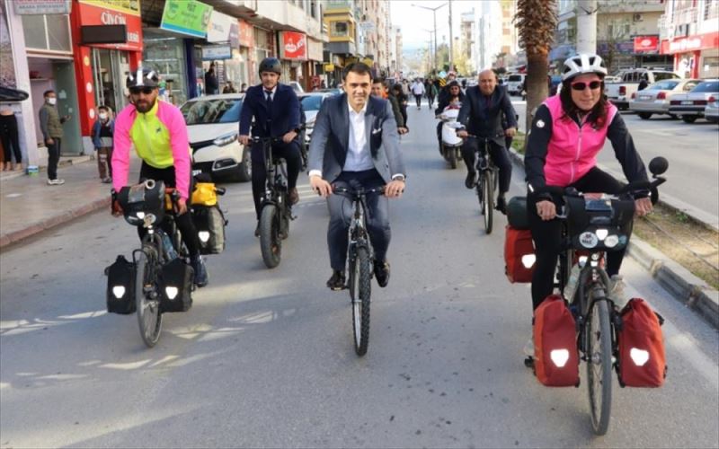 Otizmli ve down sendromlu çocuklar için pedal çeviren Fransız çift Mersin