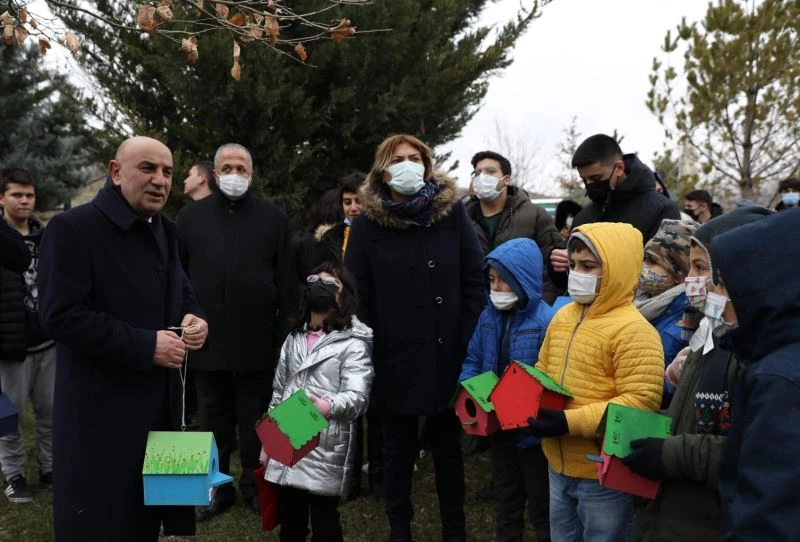 Öğrenciler, elleriyle yaptığı kuş yuvalarını ağaçlara yerleştirdi

