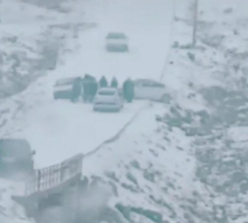 Kaza geçiren öğretmenlerin imdadına meslektaşları yetişti
