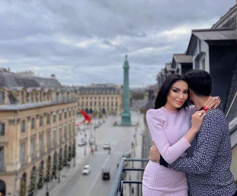 Ünlü model Tuğçe Aral’ın parmağındaki tek taş yüzük merak konusu oldu