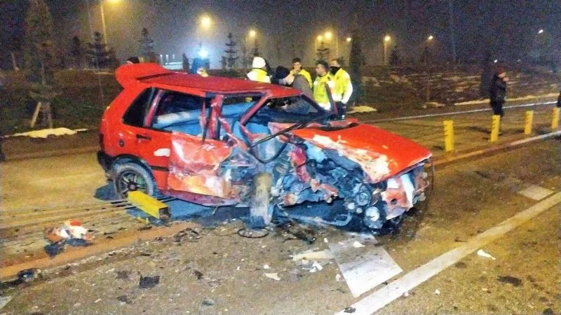 Çaldıkları otomobille ters yönde giderken kaza yaptılar
