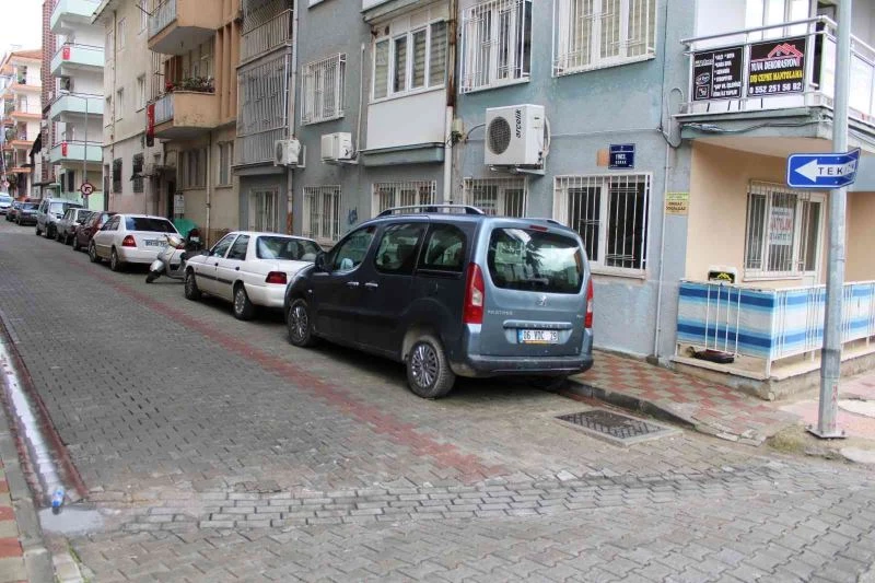 Bu sokağa girenin aklı karışıyor
