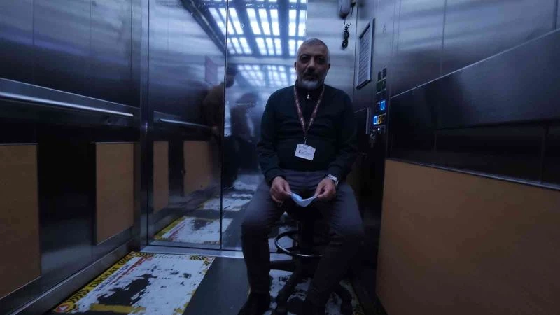 (Özel) 16 yıldır her gün 9 saati 2 metrekarelik asansörde geçiyor
