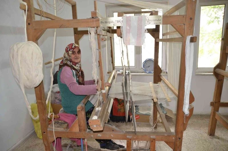 40 yıldır unutulan sanatı, 150 yıllık tezgahta canlandırdı
