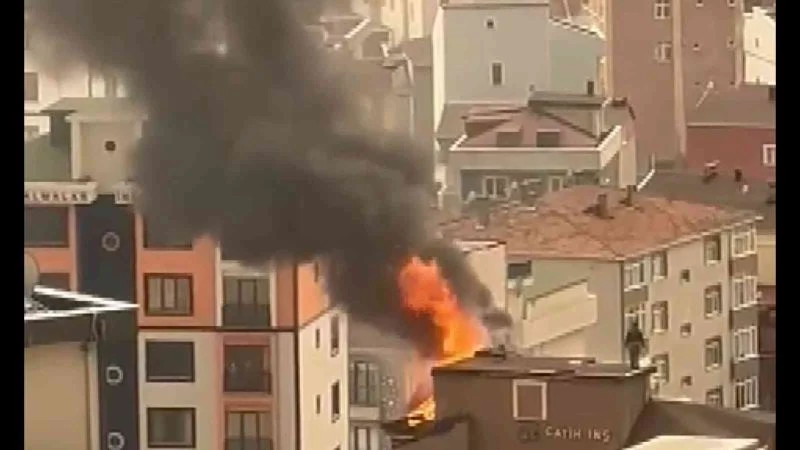 Çatıdaki işçi alev alev yanan çatıdan inmedi
