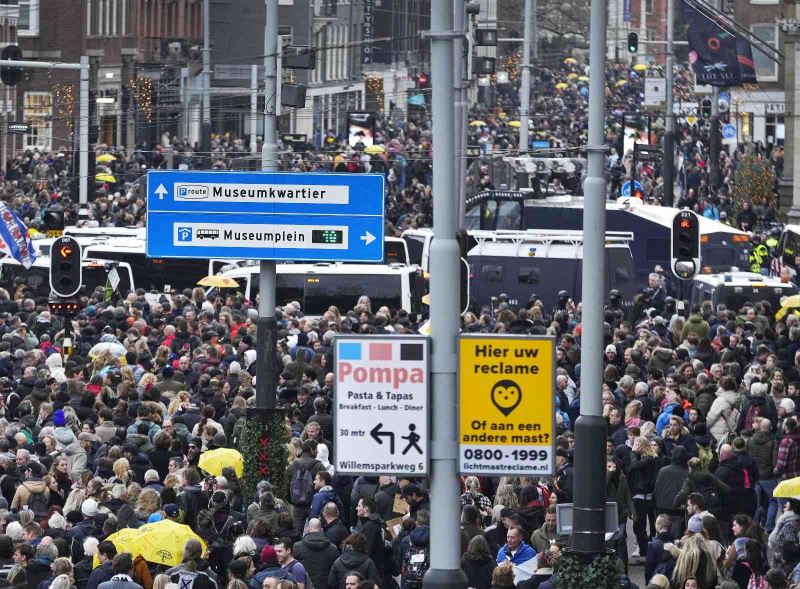 Hollanda’da polisten protestoculara “köpekli” müdahale
