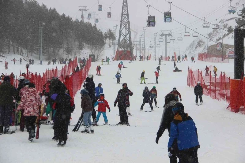 Palandöken’de düşe kalka kayak keyfi
