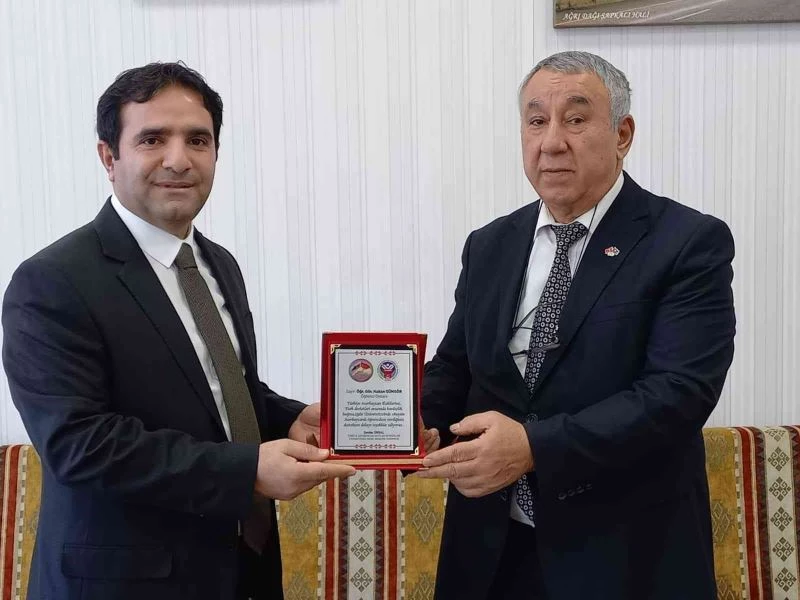 Ünsal’dan Dekan Güngör’e plaket
