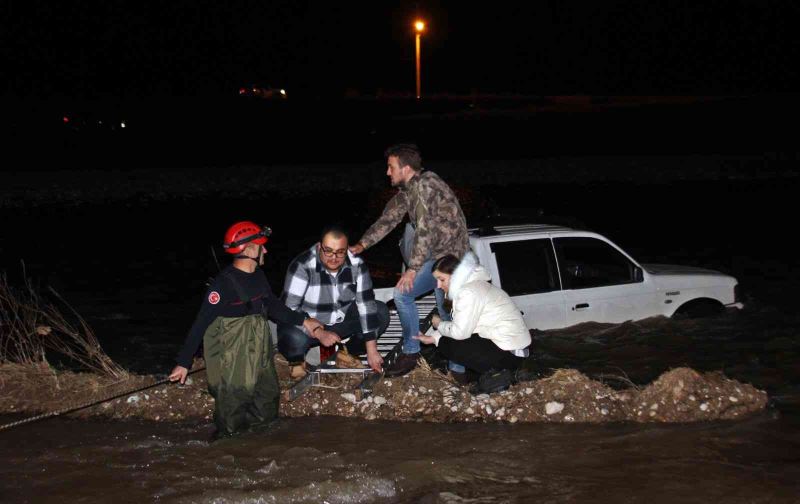 Kamyonet akıntılı Boğaçayı’na düştü, mahsur kalan 3 kişi botla kurtarıldı
