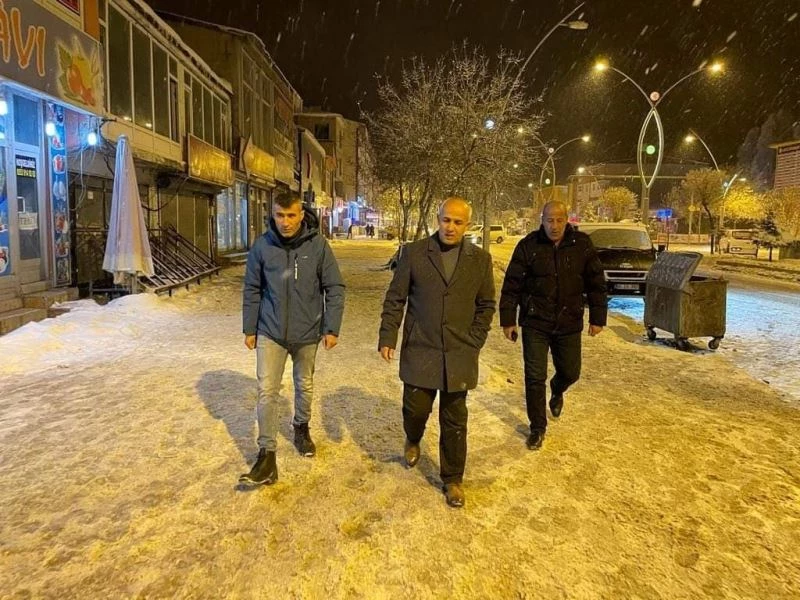 Çaldıran’da karla mücadele çalışmaları sürüyor
