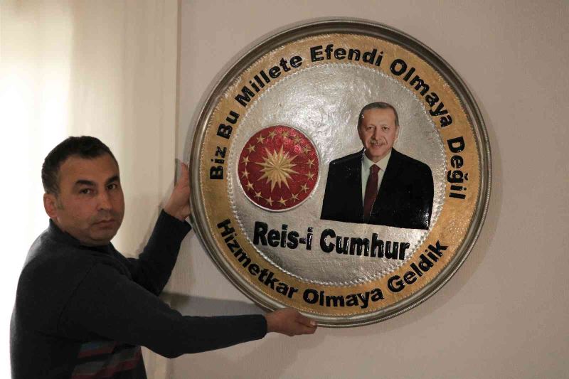 Cumhurbaşkanı Erdoğan’a üzerinde portresi bulunan bakır tepsiyi hediye etmek istiyor
