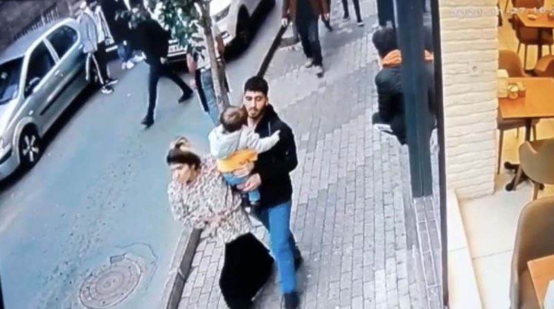 İstanbul’da durak çalışanına “Taksi niye yok” dayağı: Yaşlı adamı yerde tekmeleyip porselen dişlerini kırdı
