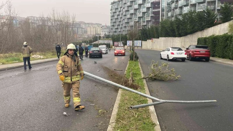 Sarıyer’de 880 bin liralık araçla trafik kazası: Direği devirip yolun karşısına geçti
