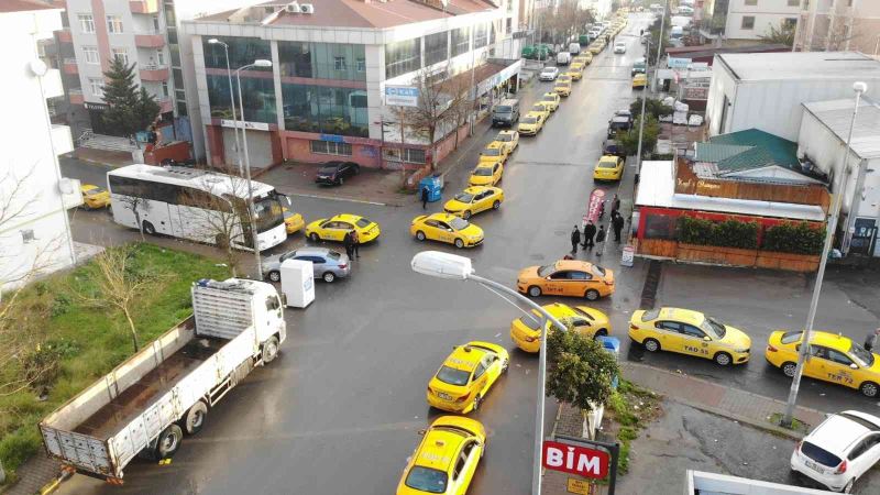 Ataşehir’de taksimetre nöbeti: Araçlarda akü bitti
