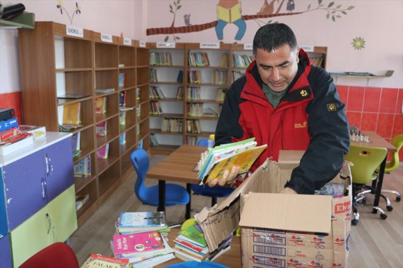 Kaybettikleri arkadaşları anısına kırsaldaki okula kütüphane kazandırdılar