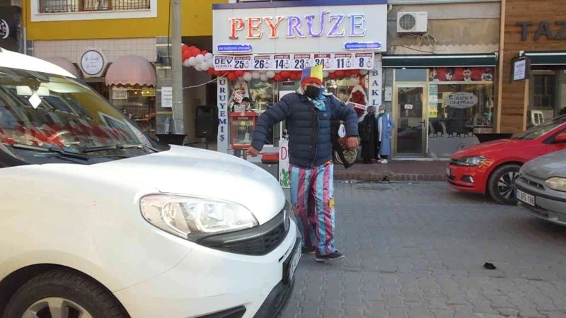 Palyaço hareket halindeki araçların arasında gösteri yaptı, vatandaşların yüreği ağzına geldi
