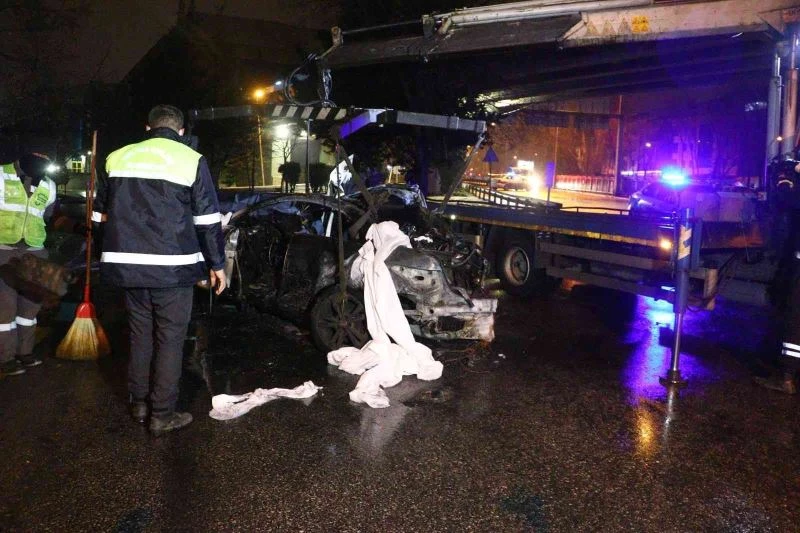 Aydınlatma direklerine çarpıp alev alan otomobilin sürücüsü hayatını kaybetti
