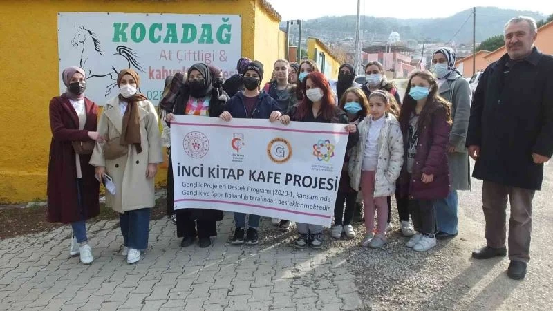 Balıkesir’de kız öğrencilere at binme dersi
