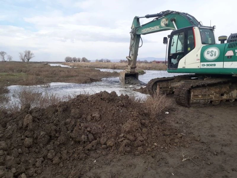 Eber Gölü’nün eski haline gelmesi için kaçak bentler açılmaya başlandı
