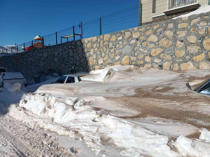 Darende’de araçlar karda kayboldu
