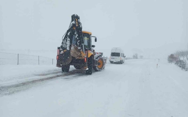 Siirt’te karda mahsur kalan yolcu minibüsü kurtarıldı
