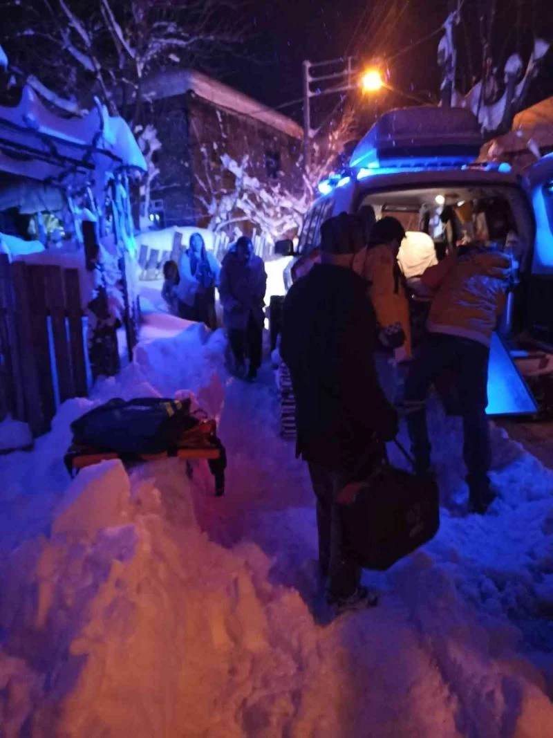 Kayarak düşün hastanın yardımına paletli ambulans yetişti
