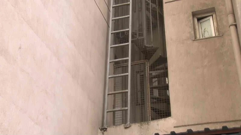 Ataşehir’de yangında hamile kadın yangın merdiveninde kaldı
