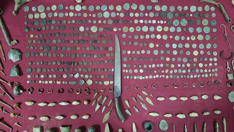 İzmir’de 744 parça tarihi eser ele geçirildi
