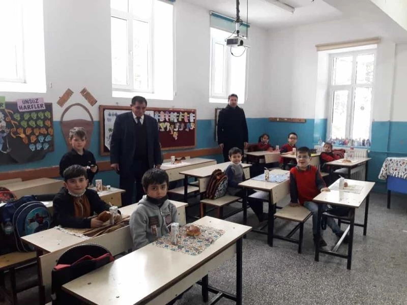 Muhtardan öğrencilere tatil öncesi kahvaltı
