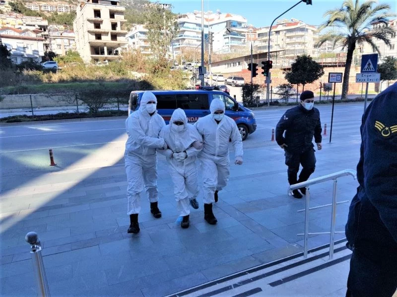 Testi pozitif çıkan şüpheli şahıs, tulum içerisinde adliyeye sevk edildi
