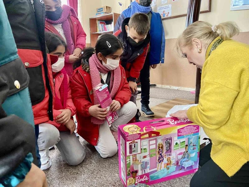 Köy okullarında eğitim gören binlerce öğrenci hayallerindeki oyuncağa kavuştu
