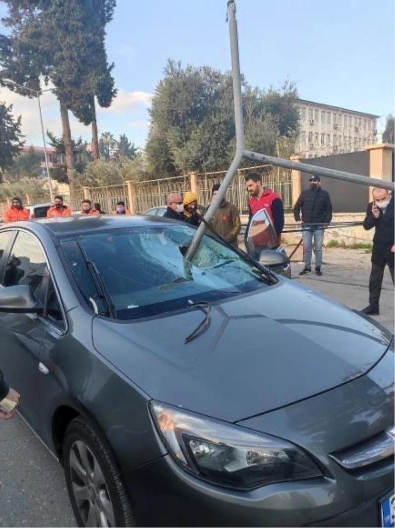 Devrilen direk otomobilin ön camına saplandı, sürücü şans eseri ölümden döndü
