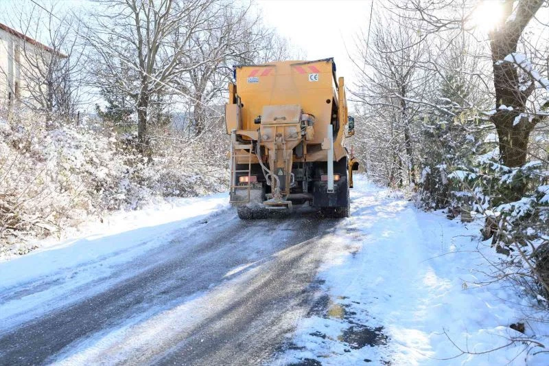 Başiskele belediyesi karla mücadeleye devam ediyor. Buzlanmaya karşı tuzlama yapıldı