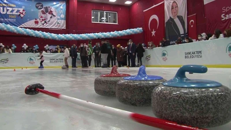 Sancaktepe Belediyesi’nden ara tatiline giren öğrencilere buz pateni jesti
