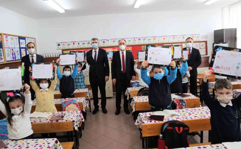 Başkan Sezer, öğrencilerin karne heyecanına ortak oldu
