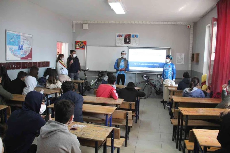 İki öğrenci, ağız ve diş sağlığına dikkat çekmek için 850 kilometre pedalladı
