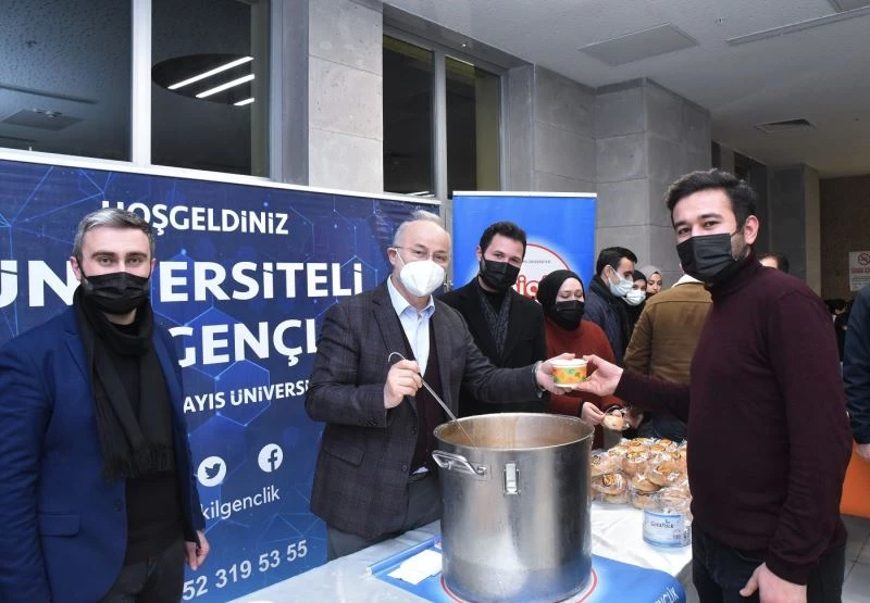 Rektörden öğrencilerin içini ısıtan hareket
