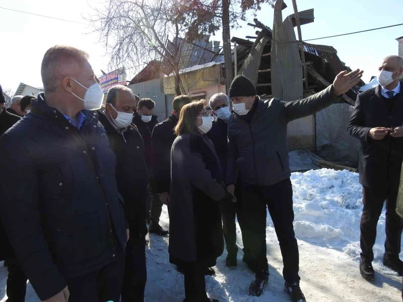 Yoğun kar, Mahrukatçılar Sitesi esnafını vurdu
