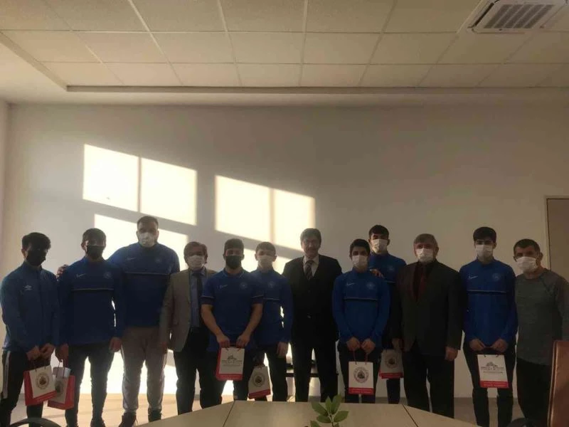 Afyonkarahisar İl Milli Eğitim Müdürü Metin Yalçın, başarılı güreşçileri ödüllendirdi
