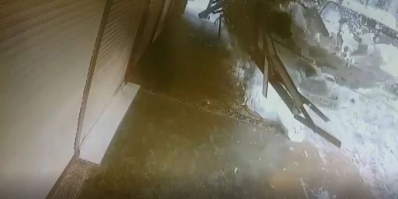 Kar kütlesinin altında kalmaktan saniyelerle kurtuldular
