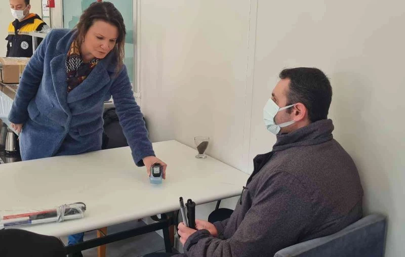 Görme engellilere baston ve konuşan saat
