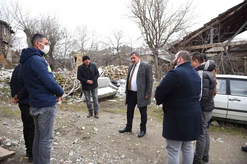 Başkan Vidinlioğlu, evi yanan aileyi ziyaret etti

