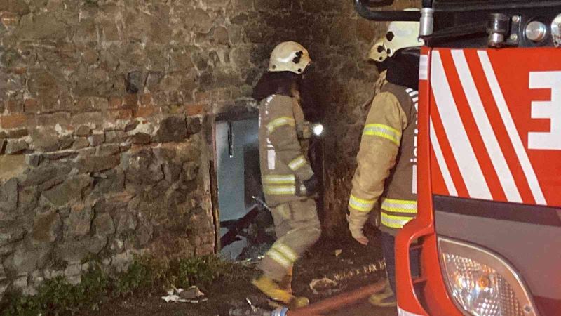 Şişli’de evsizlerin ısınmak için ateş yaktığı metruk bina alev alev yandı
