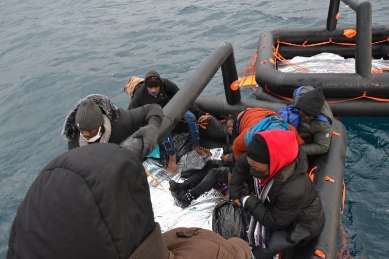 Balıkesir açıklarında 27 düzensiz göçmen kurtarıldı
