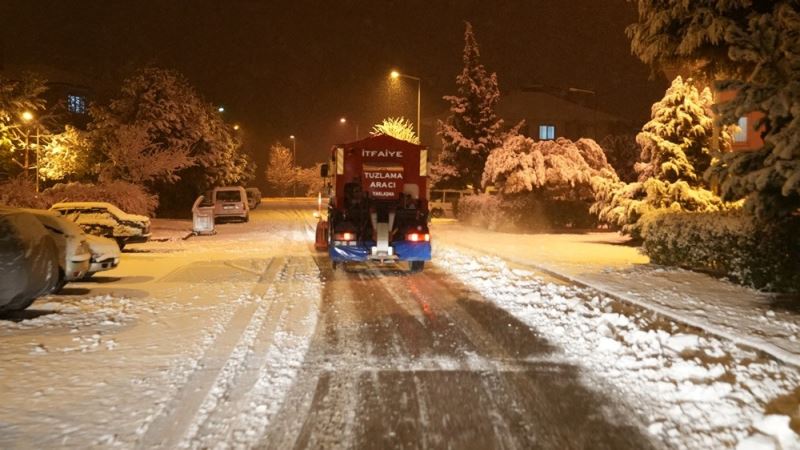 Yalova Belediyesi kar küreme ve tuzlama çalışmalarını sürdürüyor
