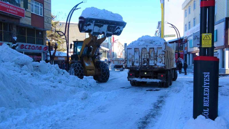 Bingöl’de insan boyuna yaklaşan kar birikintileri kamyonlarla şehir dışına taşınıyor
