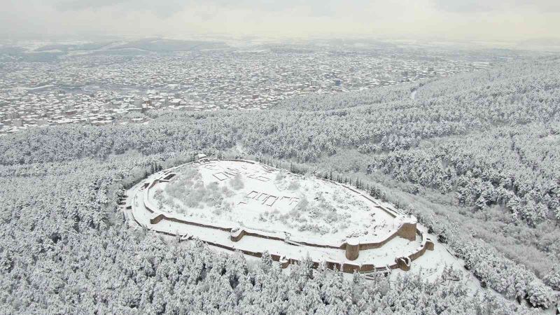 Tarihi Aydos Kalesi kar yağışıyla beyaza büründü
